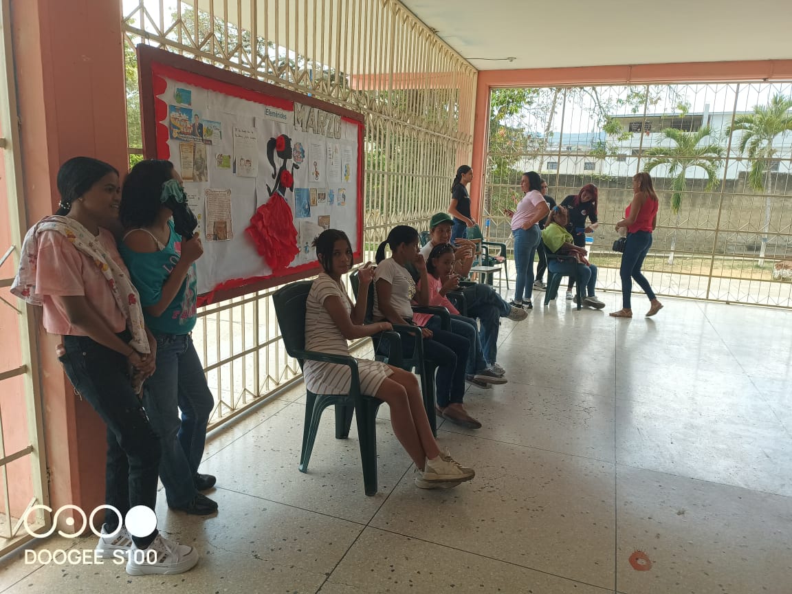Estudiantes en Pasillo